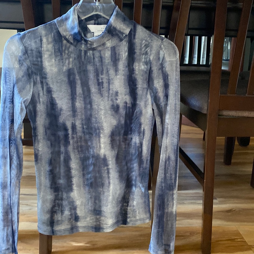 Beautiful almost new, weightless top